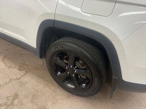 Certified 2024 Jeep Grand Cherokee Altitude image 10