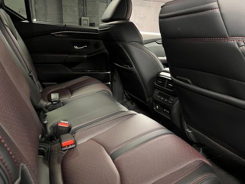 Used 2025 Honda Pilot Black Edition image 16