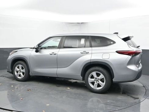 Used 2023 Toyota Highlander LE image 7