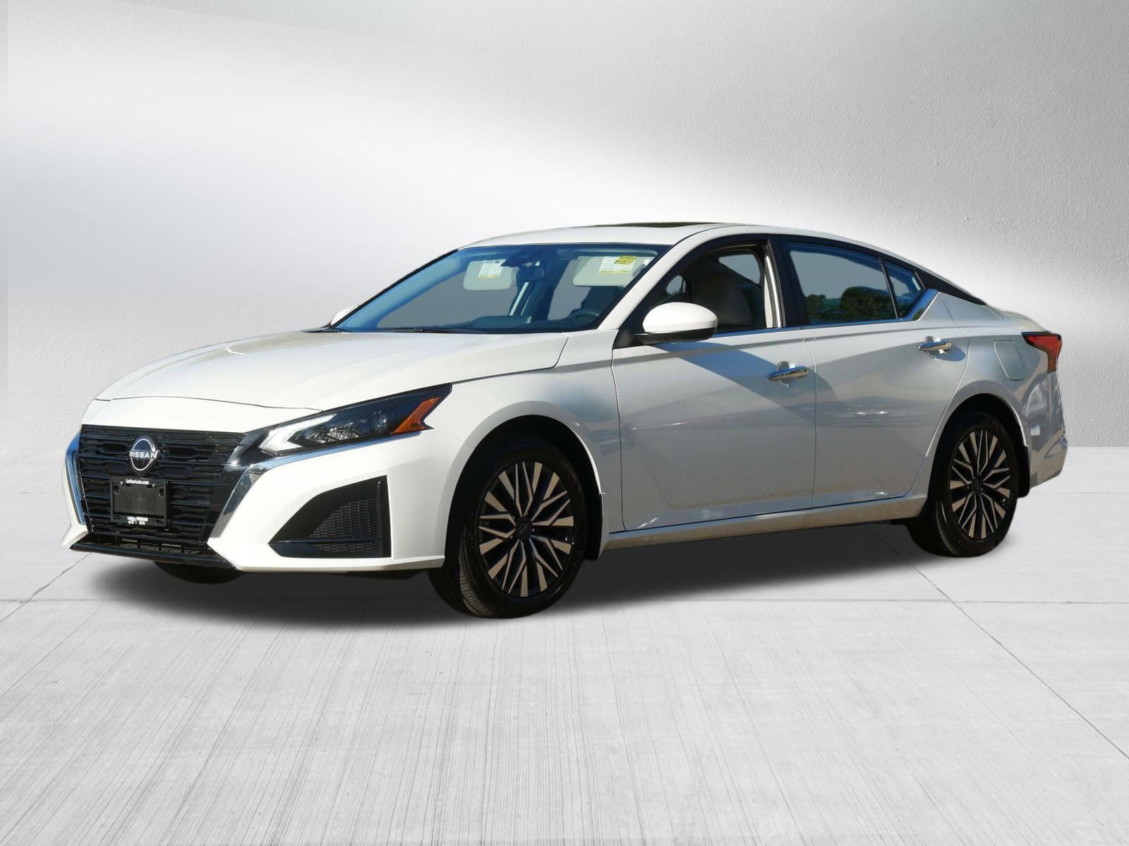 Certified 2024 Nissan Altima 2.5 SV w/ SV Premium Package AWD/4WD image 3