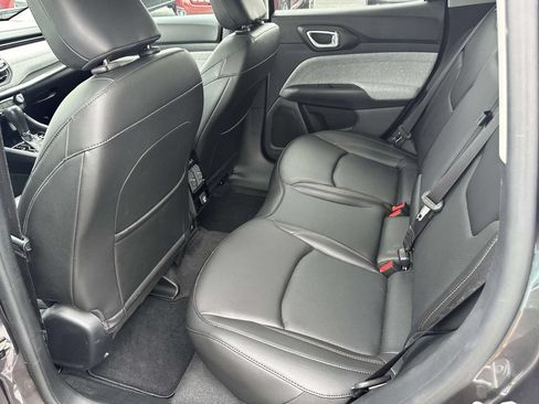 Used 2022 Jeep Compass Latitude AWD/4WD image 12