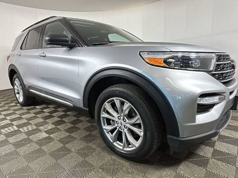 Used 2023 Ford Explorer XLT AWD/4WD image 2