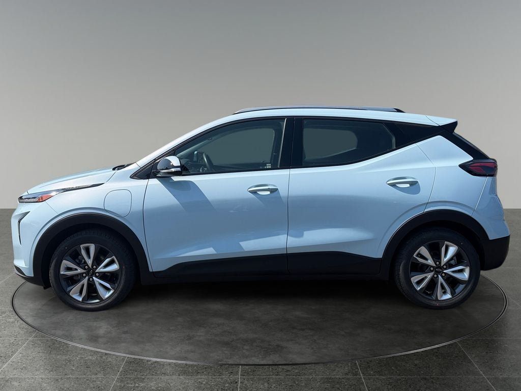 Used 2023 Chevrolet Bolt EUV LT w/ Convenience Package FWD image 5
