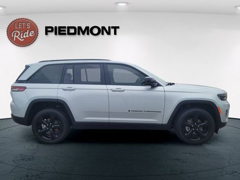 Certified 2023 Jeep Grand Cherokee Altitude AWD/4WD image 4