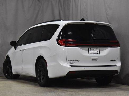 Certified 2025 Chrysler Pacifica Limited image 2