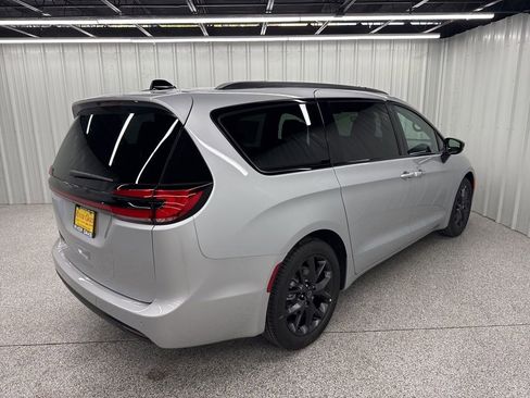 New 2026 Chrysler Pacifica Select image 6
