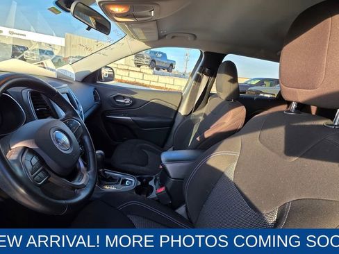 Used 2019 Jeep Cherokee Latitude w/ Cold Weather Group image 11