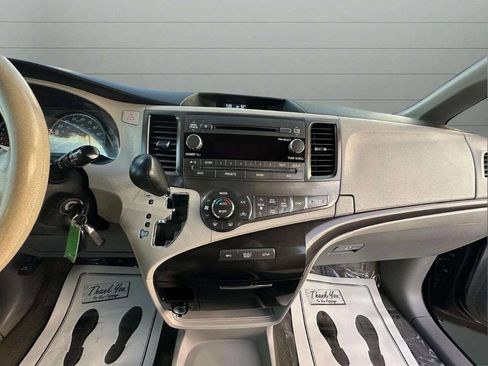 Used 2014 Toyota Sienna LE image 22