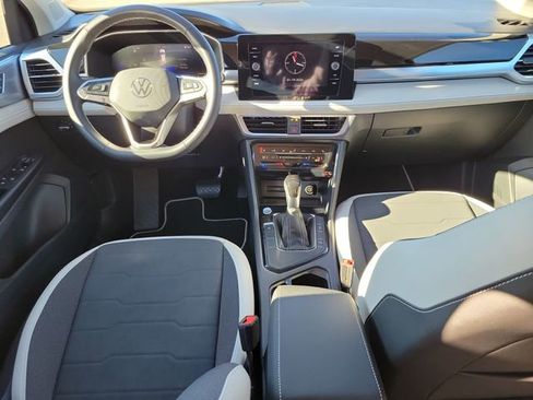 Certified 2025 Volkswagen Taos SE image 15