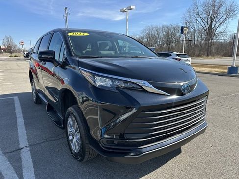 Used 2024 Toyota Sienna LE image 4
