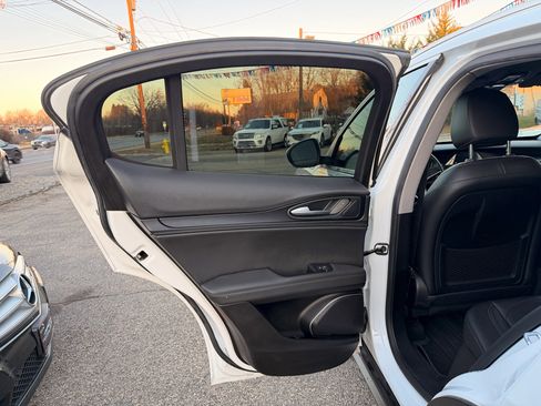 Used 2019 Alfa Romeo Stelvio AWD image 18