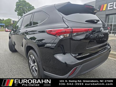 Used 2022 Toyota Highlander XLE AWD/4WD image 3