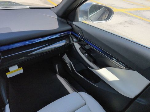 New 2026 BMW i5 eDrive40 w/ Premium Package RWD image 17