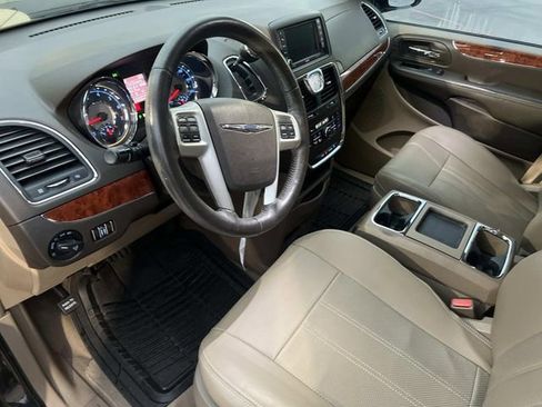 Used 2015 Chrysler Town & Country Touring-L w/ Trailer Tow Group image 9