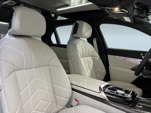 Used 2025 BMW i7 eDrive50 w/ Executive Package image 33