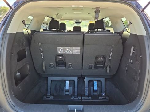 Used 2025 Kia Carnival FWD image 17