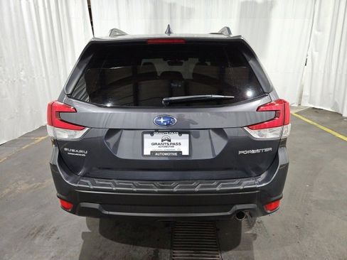 Used 2021 Subaru Forester Limited image 4