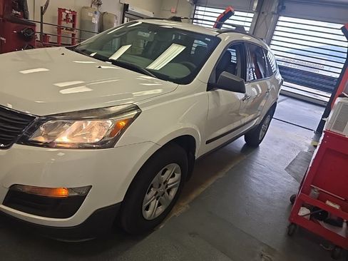 Used 2017 Chevrolet Traverse LS FWD image 2