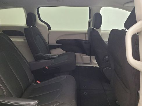 Used 2022 Chrysler Voyager LX FWD image 19