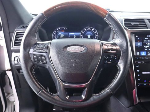 Used 2018 Ford Explorer Platinum AWD/4WD image 12