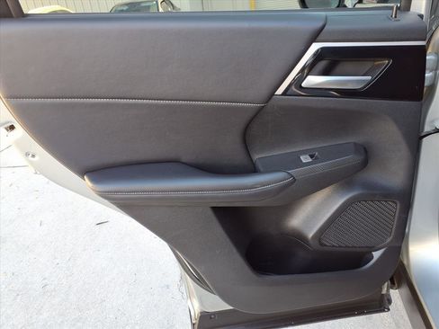 Used 2024 Mitsubishi Outlander SE image 16