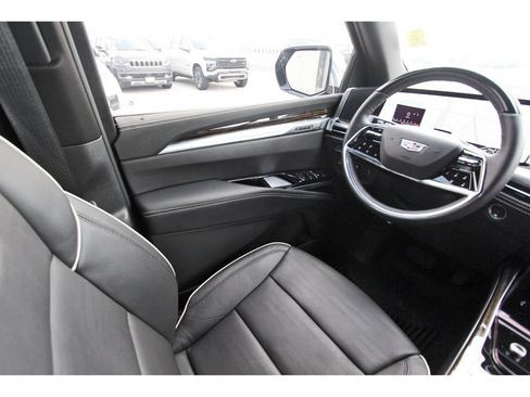 Used 2025 Cadillac Escalade Premium Luxury AWD/4WD image 8