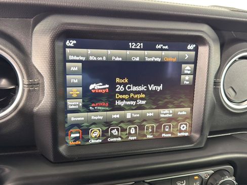Used 2022 Jeep Wrangler Unlimited Sahara w/ Cold Weather Group AWD/4WD image 29