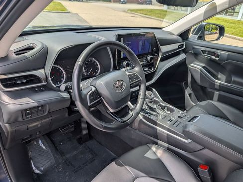 Used 2024 Toyota Highlander XLE AWD/4WD image 15