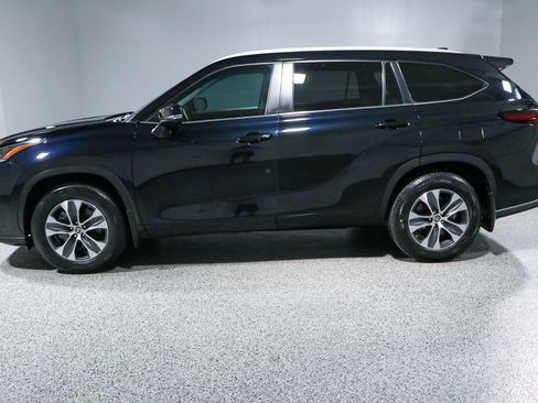 Used 2024 Toyota Highlander XLE FWD image 10