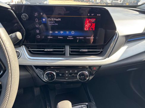 Used 2025 Chevrolet Trax LT FWD image 17