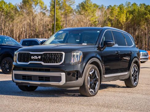 Used 2023 Kia Telluride EX w/ EX Captain's Chair Package image 3