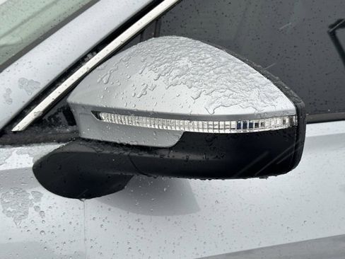 Certified 2025 Volkswagen Tiguan SE image 11