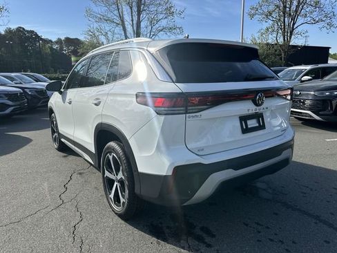 New 2025 Volkswagen Tiguan SE image 3