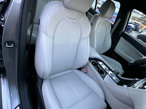 Used 2025 Genesis G70 2.5T image 32