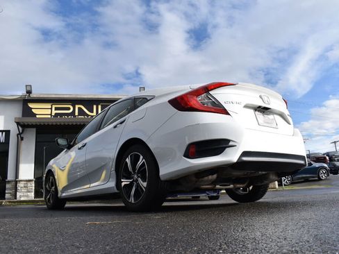 Used 2017 Honda Civic Touring image 7