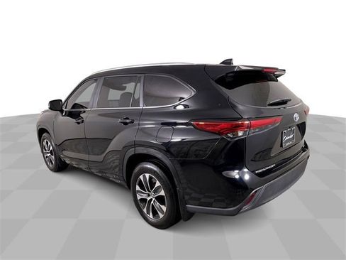 Used 2023 Toyota Highlander XLE image 6