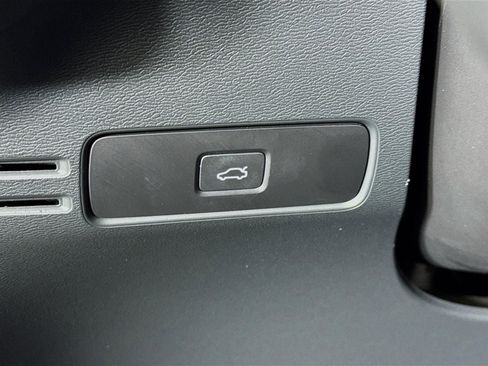 Used 2023 Volvo XC40 B5 Plus w/ Driver Assist Package image 11