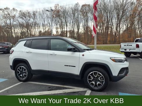 Used 2025 Jeep Compass Trailhawk w/ Trailhawk Elite Group image 5