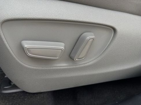 Used 2024 Toyota Highlander LE image 27