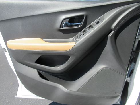 Used 2020 Chevrolet Trax LT w/ Driver Confidence Package FWD image 20