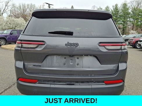 Used 2023 Jeep Grand Cherokee L Laredo image 5