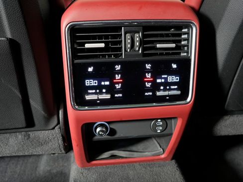 Certified 2023 Porsche Cayenne Platinum Edition image 36