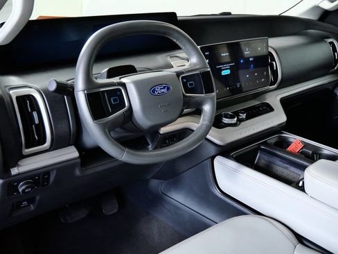 Used 2025 Ford Expedition Active AWD/4WD image 3