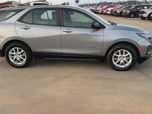 Used 2023 Chevrolet Equinox LS image 2
