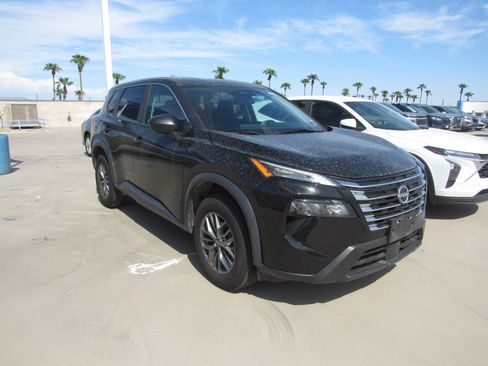 Used 2024 Nissan Rogue S FWD image 2