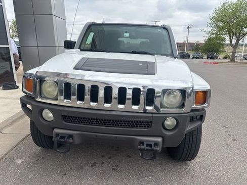 Used 2007 HUMMER H3 image 2
