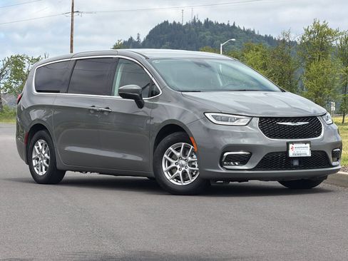 Used 2023 Chrysler Pacifica Touring-L FWD image 1