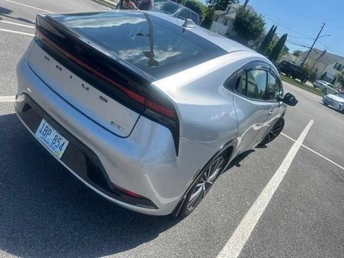 Used 2023 Toyota Prius XLE AWD/4WD image 3