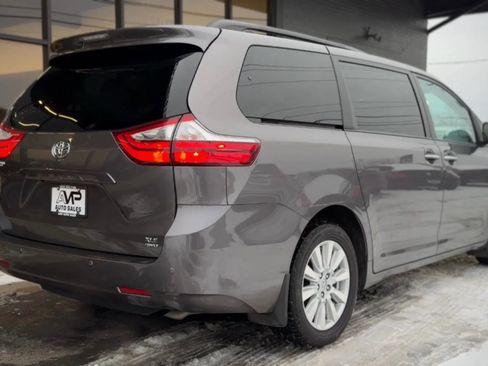 Used 2017 Toyota Sienna XLE image 3