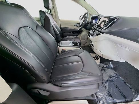 Used 2023 Chrysler Pacifica Touring-L AWD/4WD image 23